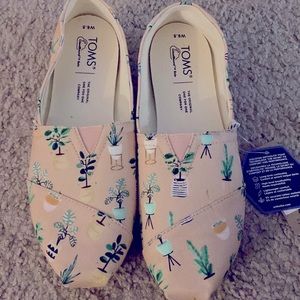 *NEW* Light Pink Plant- Themed Toms Shoes